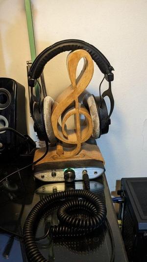 ifi Zen DAC treble clef headphone stand