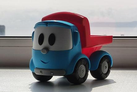 Leo the Truck (Leo Lastwagen / Léo o caminhão / Грузовичок Лева)