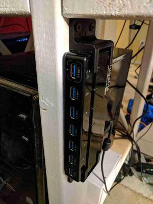 plugable 7-port USB hub (USB3-HUB7-81X) mounting brackets