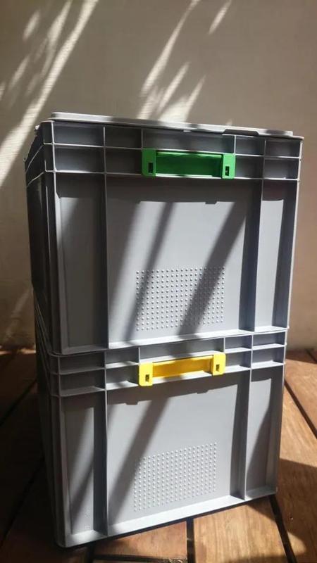 Grip hole sealing for Euro container   