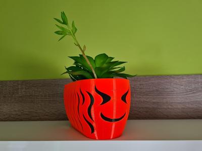 Self Watering vase (Print in Place)+ Haloween Ornament