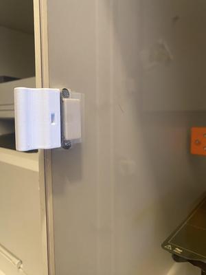 Handle for magnetic closure
