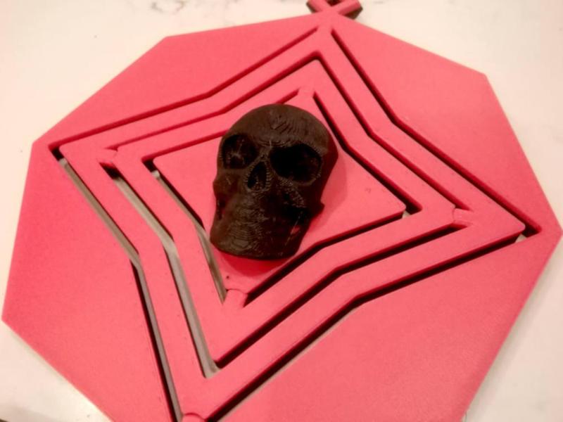 Spinner with skull