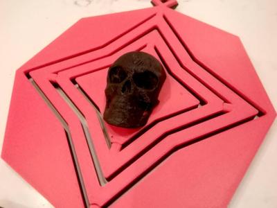 Spinner with skull