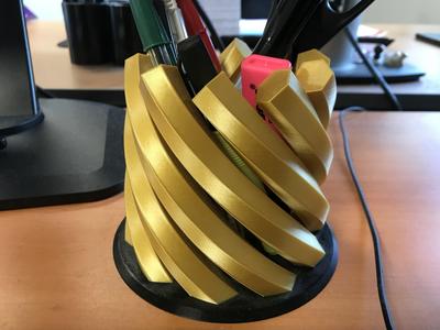 Pen holder hex spiral