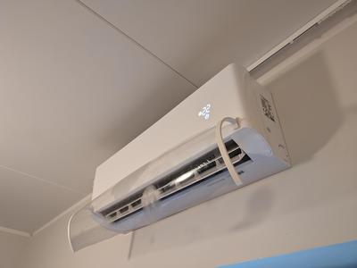 Air conditioner air deflector brackets