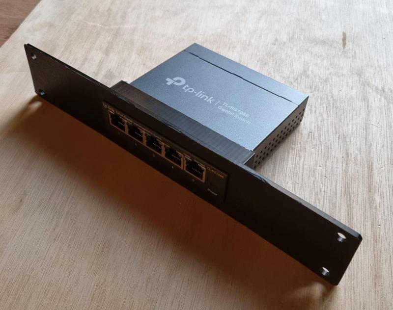 TP-Link SG105 10 inch rack mount