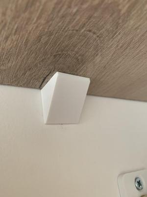 Corner bracket with cover