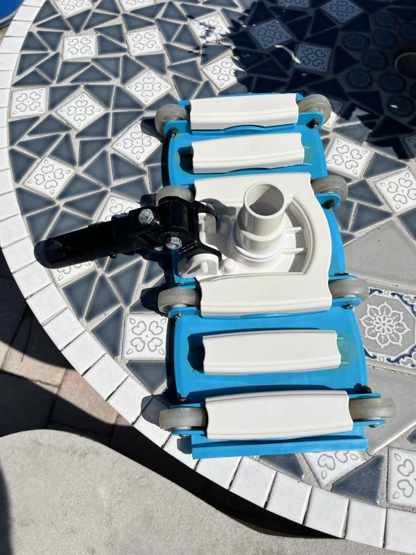 Pool vacuum swivel