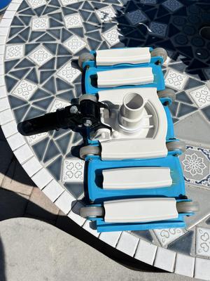 Pool vacuum swivel