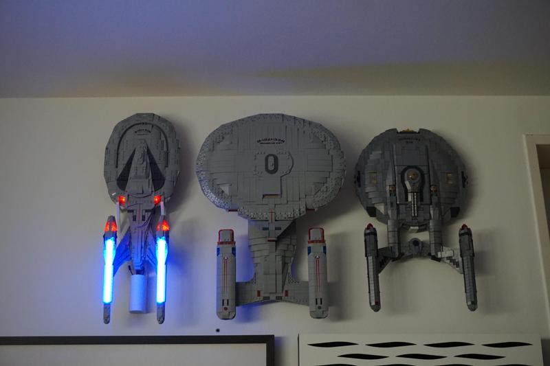 Wall mount adapter for the Bluebrixx Star Trek Enterprise 1701E set