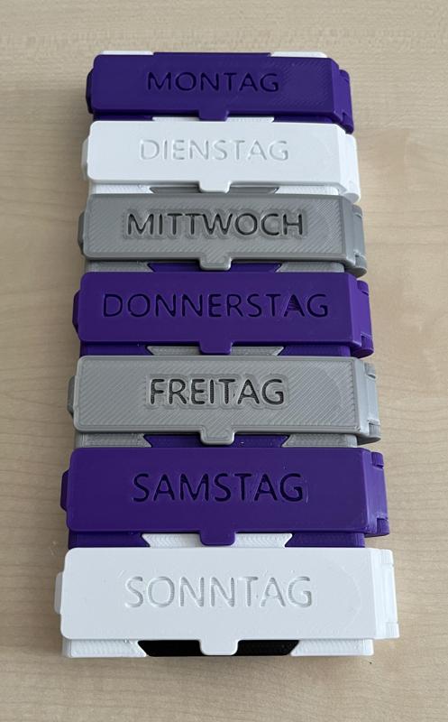 Pillen Organizer mit Klappe und Wochentagsnamen