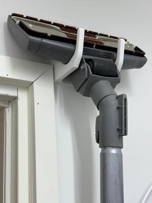 Vacuum nozzle / tube holder