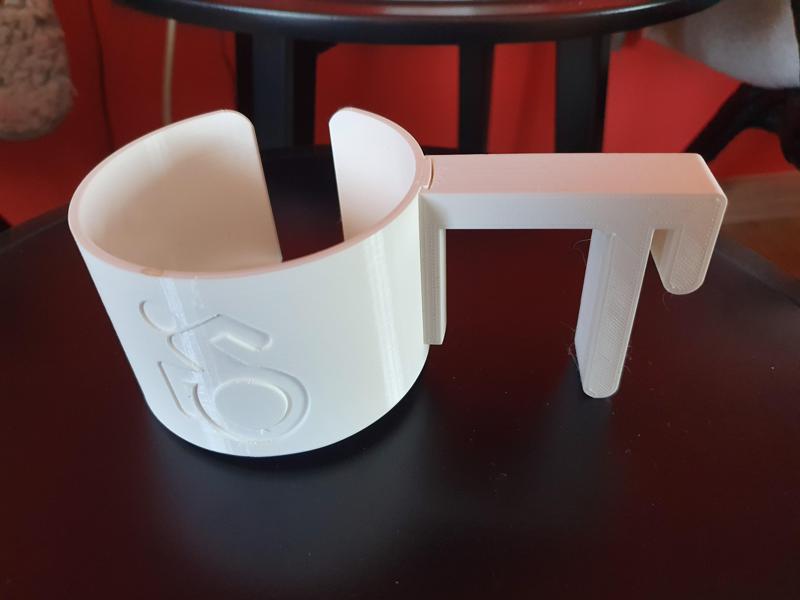 Pohártartó kerekesszékre