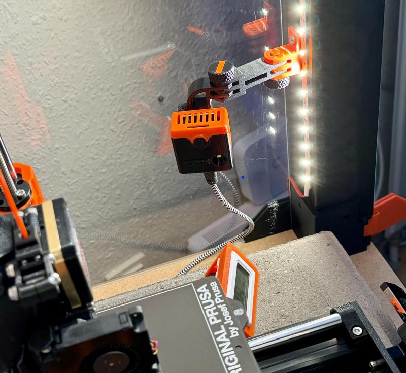 Articulated arm regular screw fastener