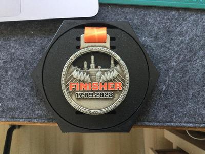 Hex medal hanger reduced material