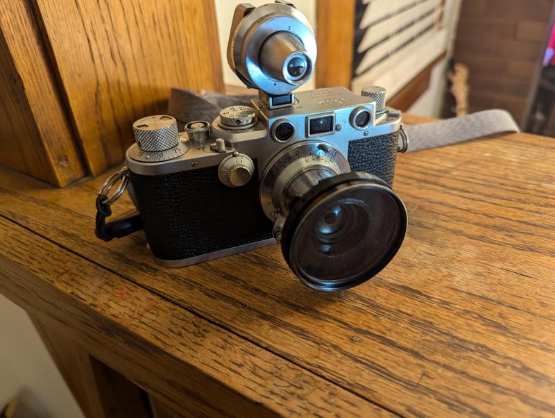 Leica Elmar Lens Hood/Filter Adapter with Aperture Adjuster