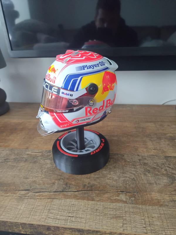 Formula 1 miniature helmet stand