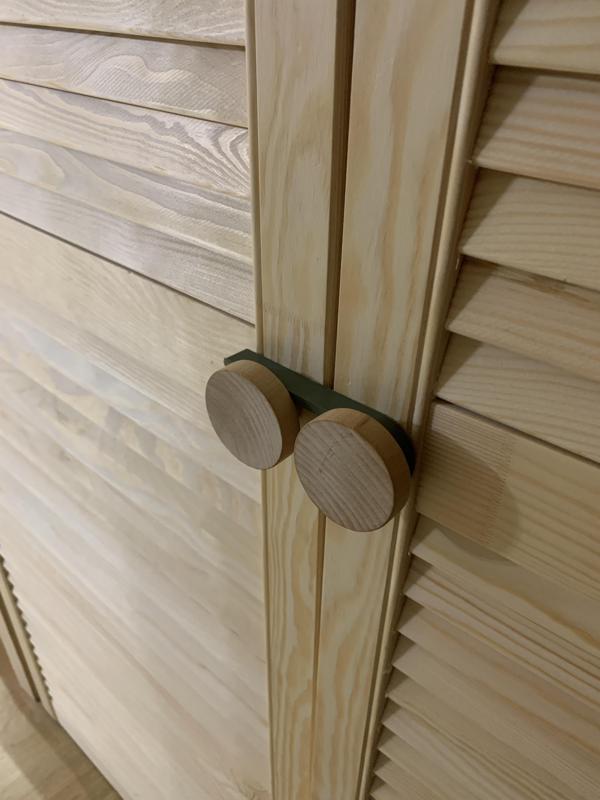 Door latch for rack-and-pinion doors with round handles