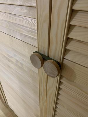 Door latch for rack-and-pinion doors with round handles