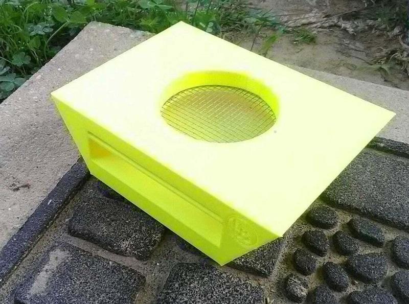 Customizable Top Bar Hive internal jar feeder