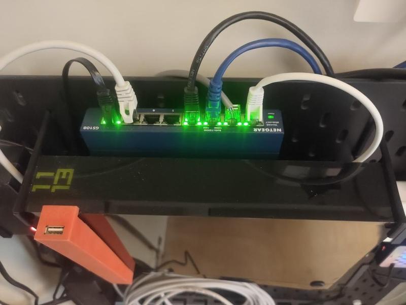 Freebox Revolution Skadis holder