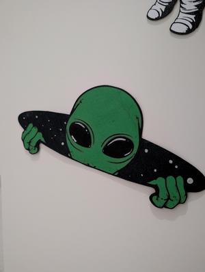 Alien peaking 2D art