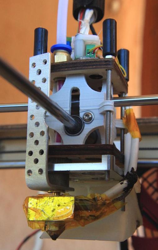 The ruined castles: convenient hot end mount for the Ultimaker (drop-in replacement) - and an additional hotsink