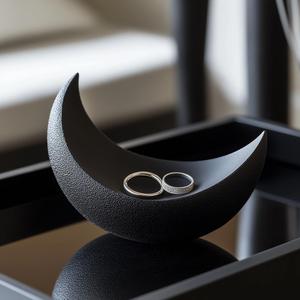 Lunar Crescent Ring Holder – Elegant Moon-Shaped Jewelry Stand for a Celestial Touch