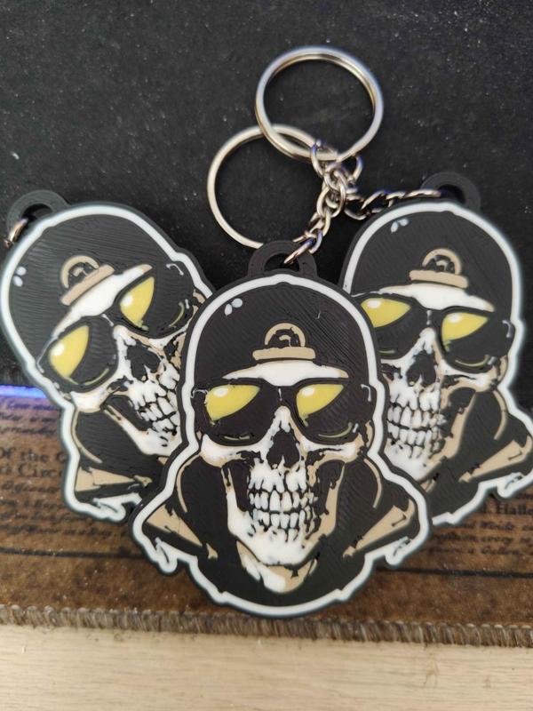 Rapper skull keychain