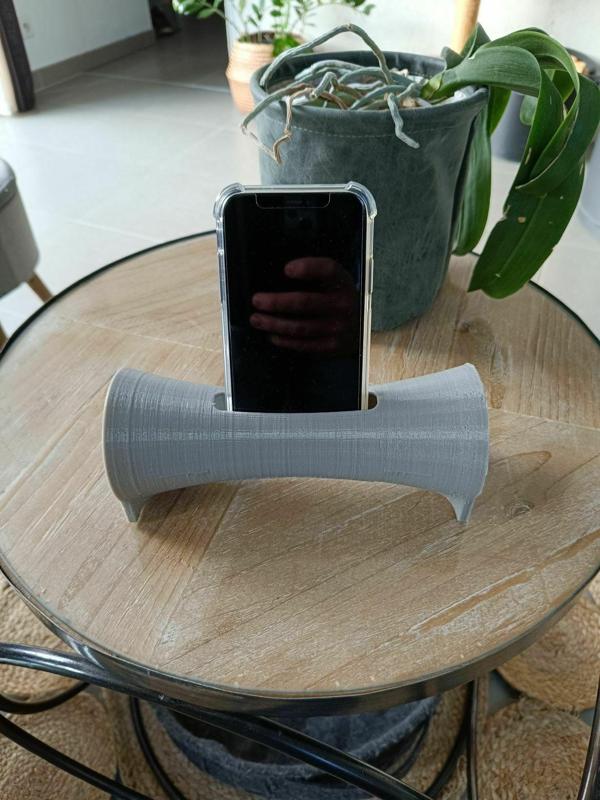 Boombox cell phone sound amplifier