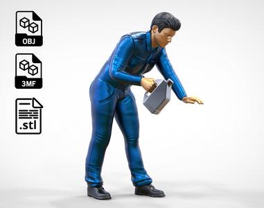 N5 Mechanic bend over Pouring Oil