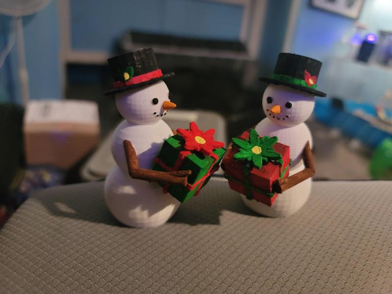 Simple Snowman Holding Gift.stl