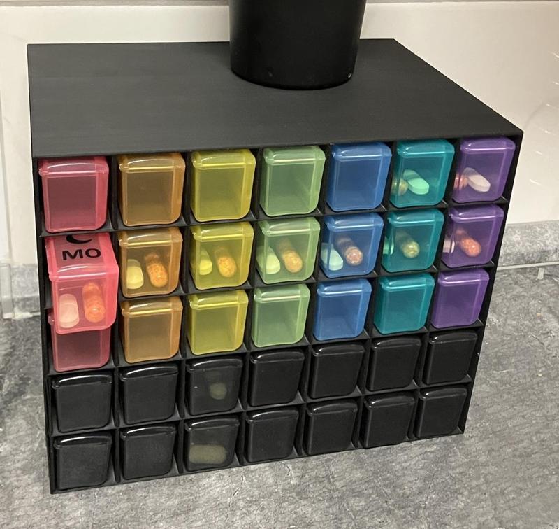 Pillen-Box mit Push-Push-Mechanik für 5 Wochen / 3 Einheiten pro Tag