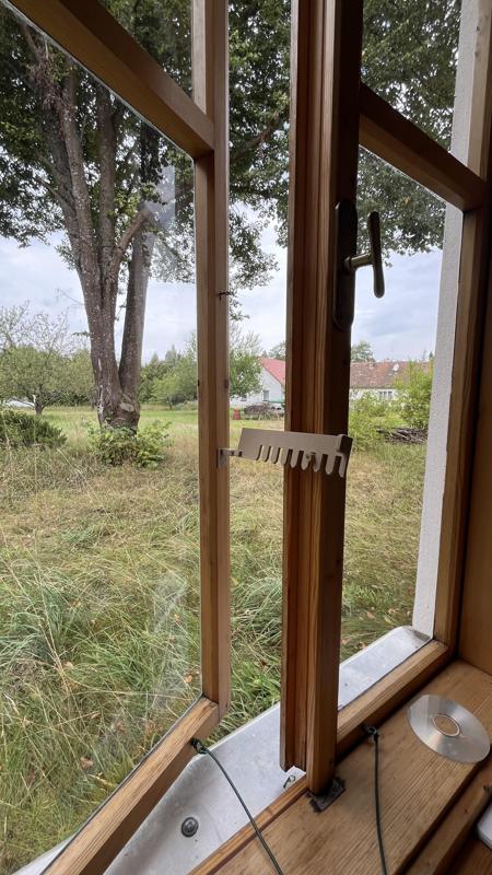 udělátko na otvírání okna / gadget for hold the window open