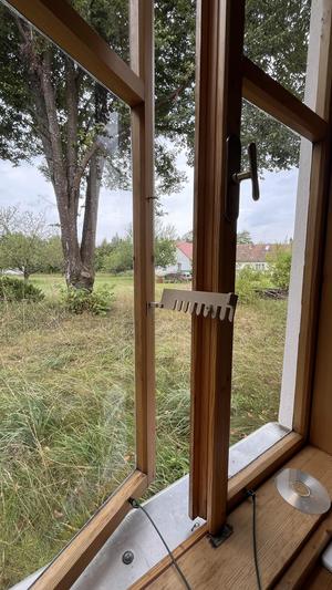 udělátko na otvírání okna / gadget for hold the window open