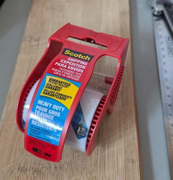 Gridfinity tape dispenser (w. metal cutter)