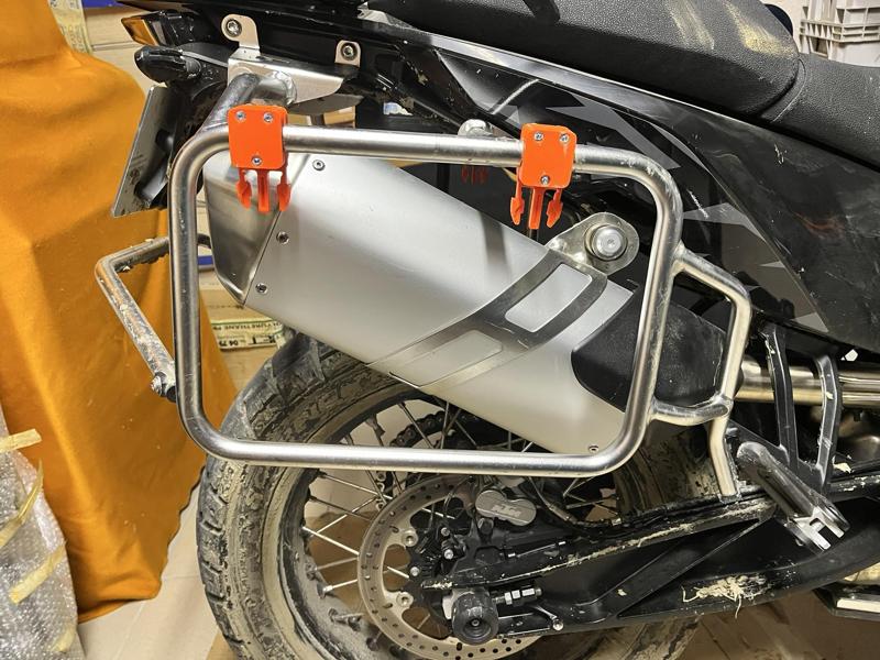 Motocycle case carrier clip for side bags