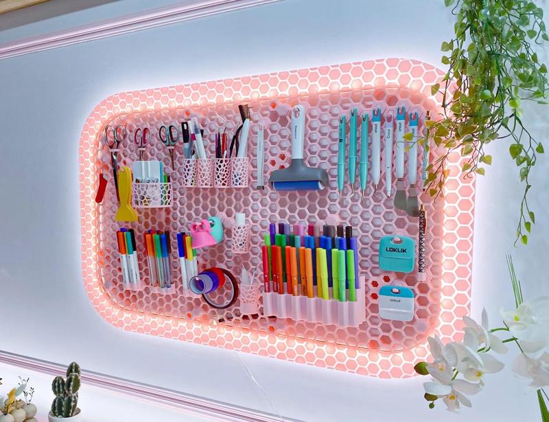Honeycomb storage wall with LED (HSW)