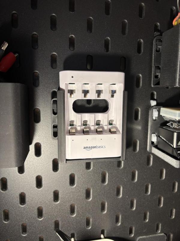 Amazon Basics USB Charger Skadis 