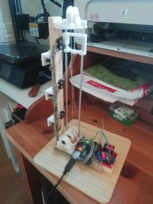 Ascensor de tres pisos