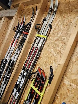 Cross-country ski wall mount